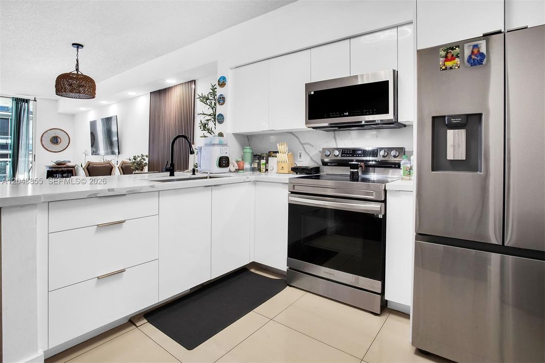 For Sale: $395,000 (2 beds, 1 baths, 860 Square Feet)