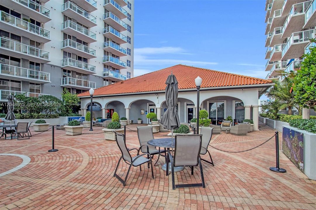 For Sale: $395,000 (2 beds, 1 baths, 860 Square Feet)