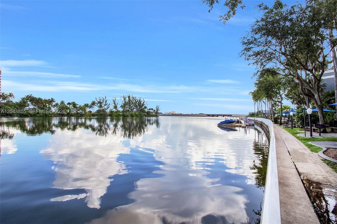 For Sale: $395,000 (2 beds, 1 baths, 860 Square Feet)