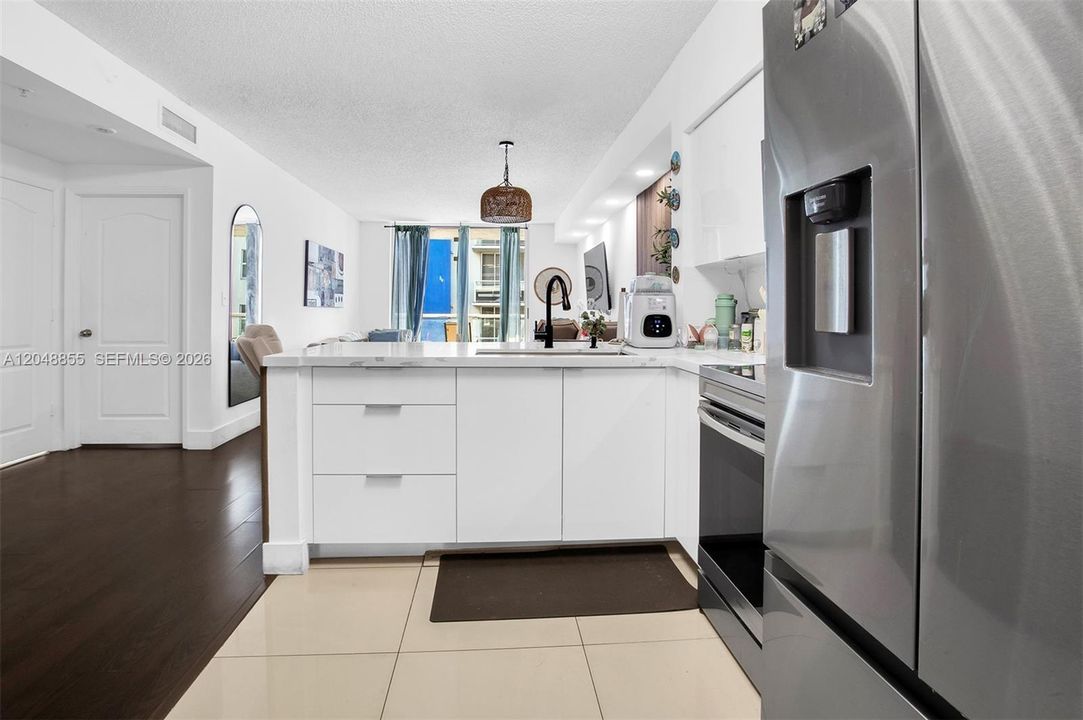 For Sale: $395,000 (2 beds, 1 baths, 860 Square Feet)