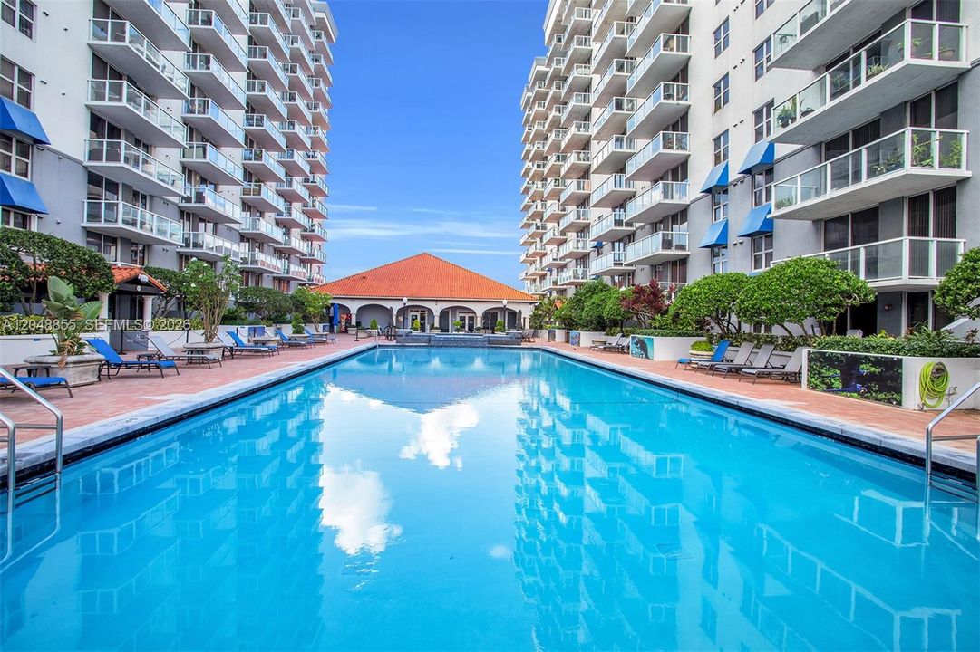 For Sale: $395,000 (2 beds, 1 baths, 860 Square Feet)
