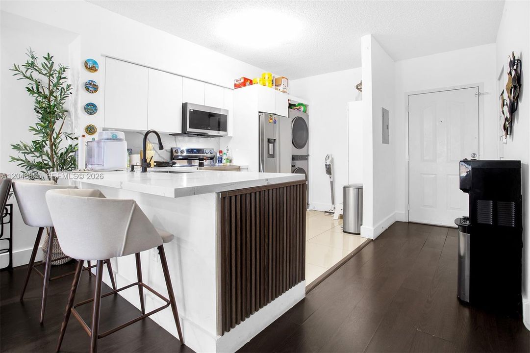 For Sale: $395,000 (2 beds, 1 baths, 860 Square Feet)