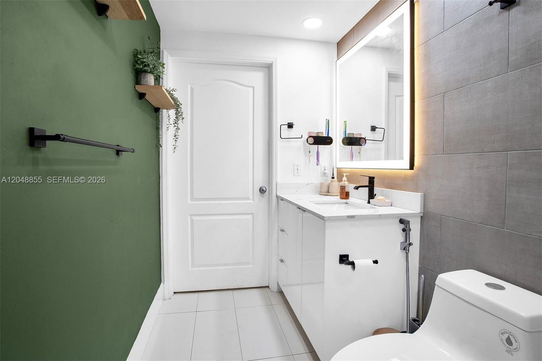 For Sale: $395,000 (2 beds, 1 baths, 860 Square Feet)