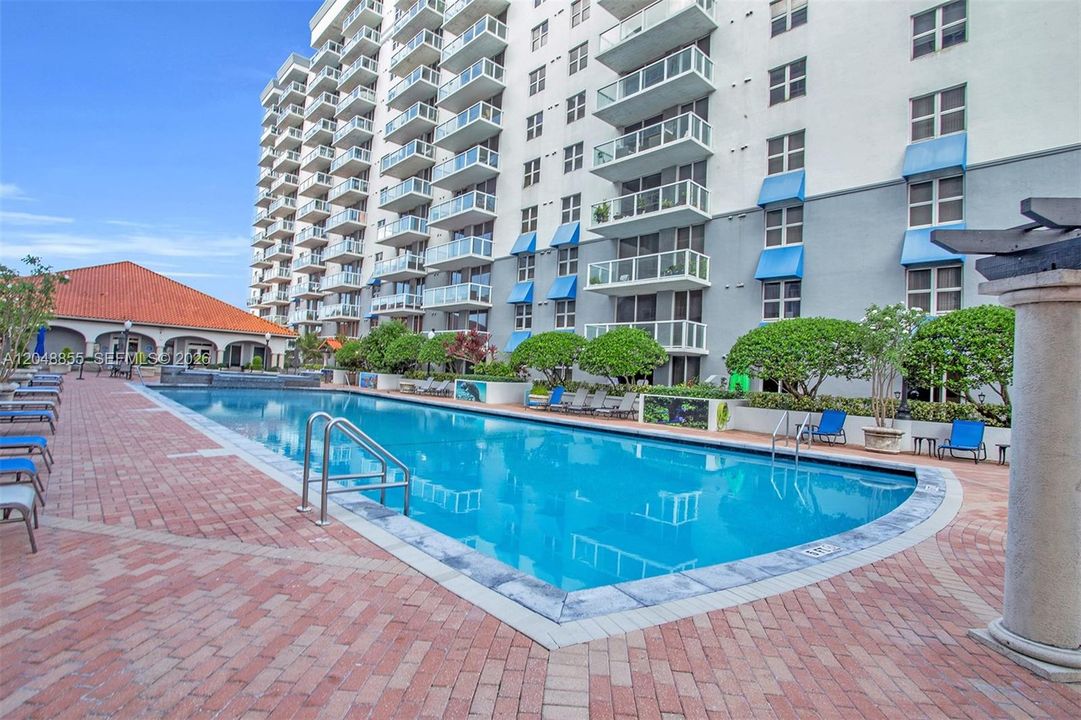 For Sale: $395,000 (2 beds, 1 baths, 860 Square Feet)