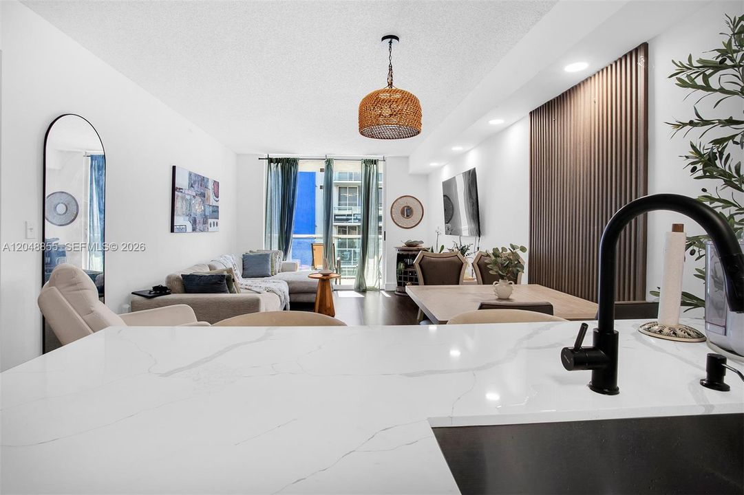 For Sale: $395,000 (2 beds, 1 baths, 860 Square Feet)