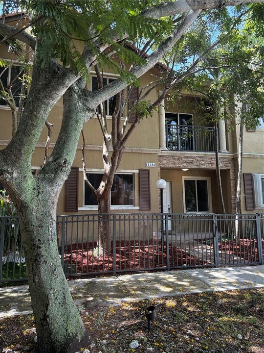For Rent: $2,400 (3 beds, 2 baths, 1672 Square Feet)