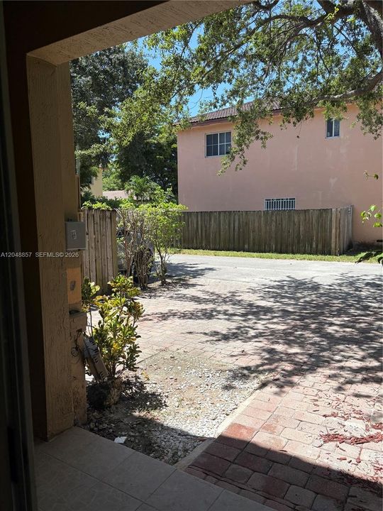 For Rent: $2,400 (3 beds, 2 baths, 1672 Square Feet)