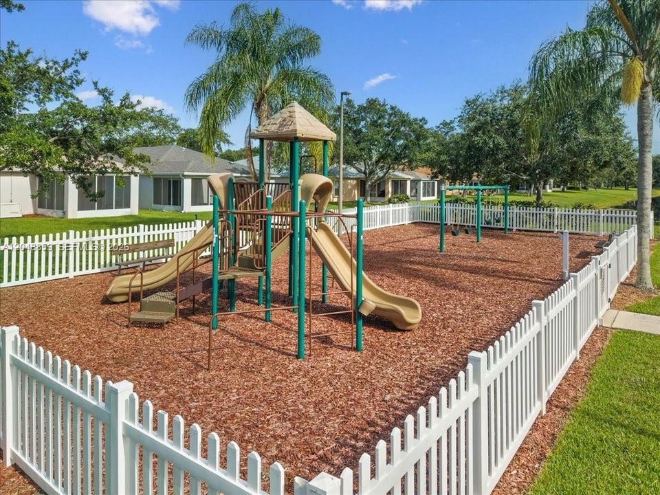 For Sale: $299,000 (4 beds, 2 baths, 1922 Square Feet)