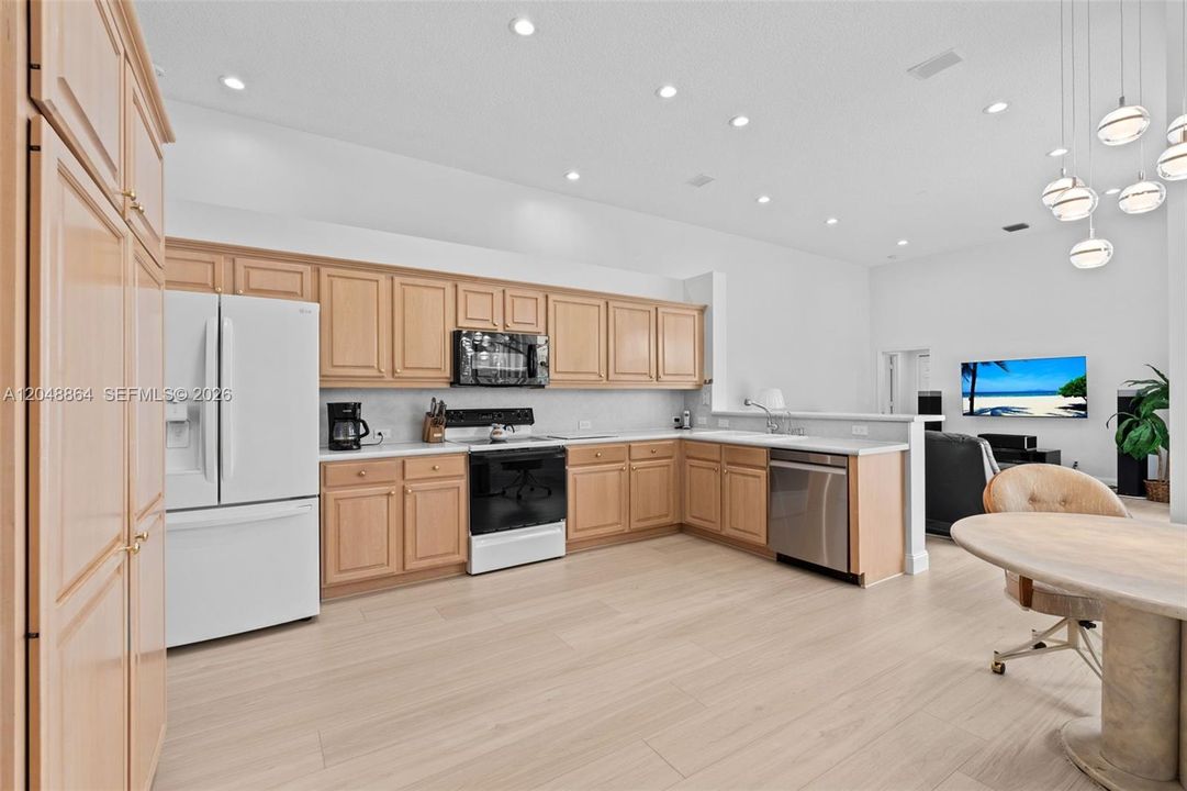 Active With Contract: $899,000 (4 beds, 3 baths, 2877 Square Feet)