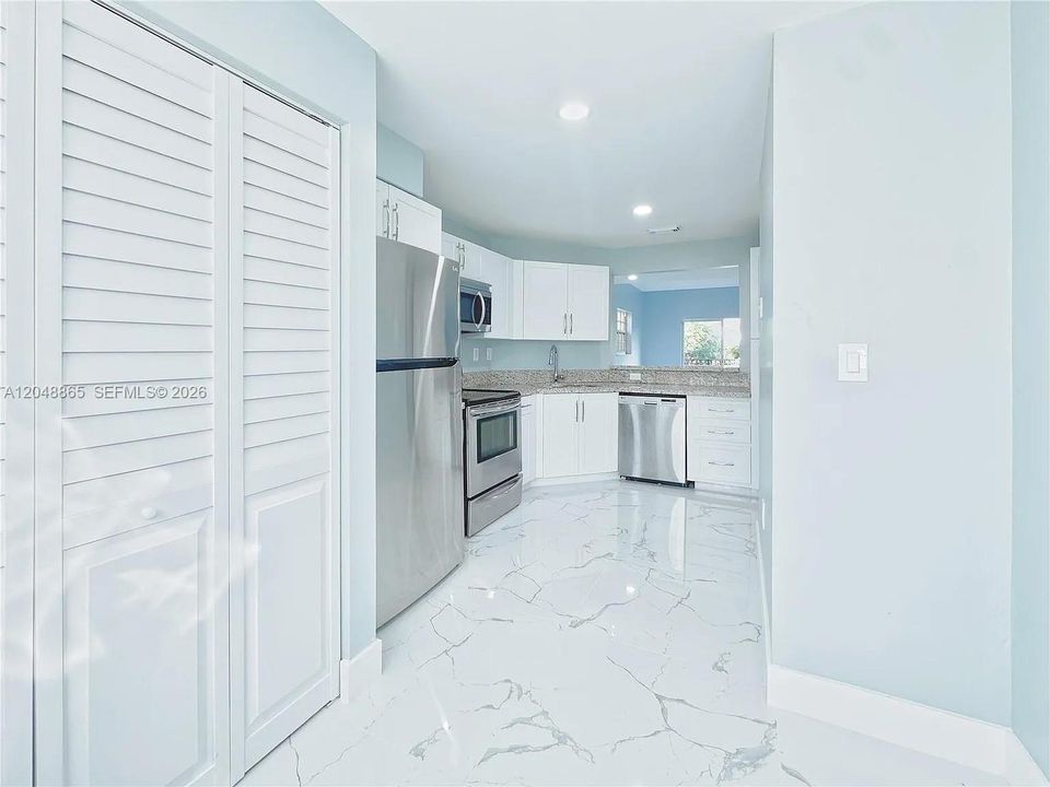 For Sale: $370,000 (2 beds, 2 baths, 1350 Square Feet)
