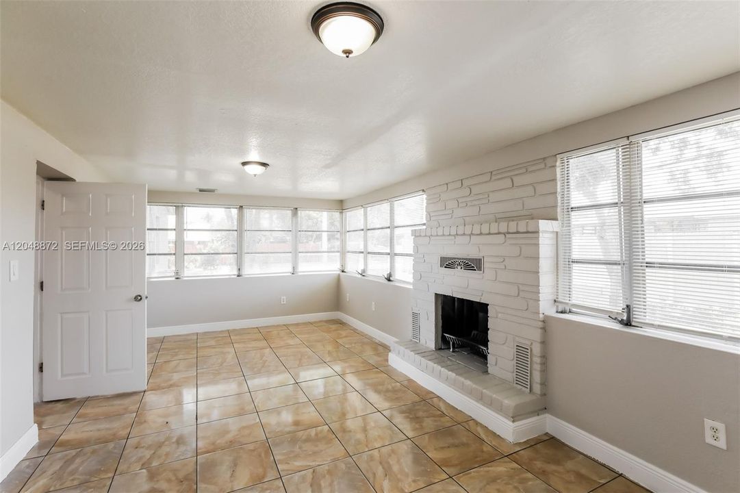 For Rent: $3,025 (4 beds, 2 baths, 1748 Square Feet)
