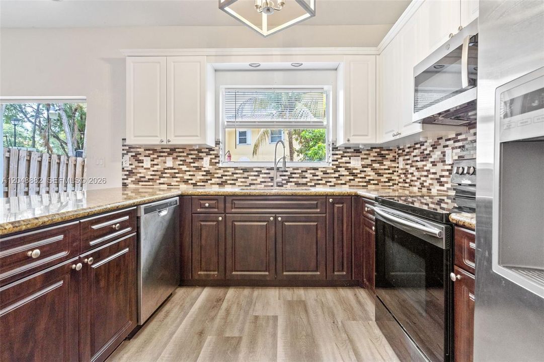 For Sale: $525,000 (4 beds, 2 baths, 1939 Square Feet)