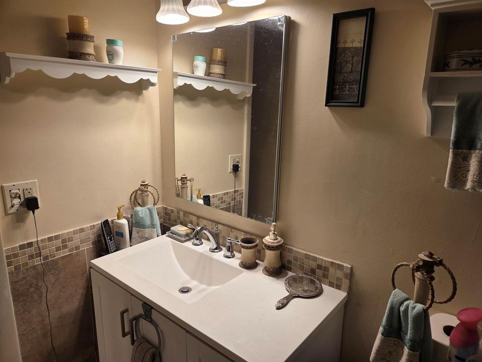 Main Bathroom in bedroom 1