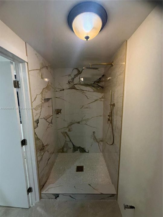 Nicho / Shelf in bathroom.