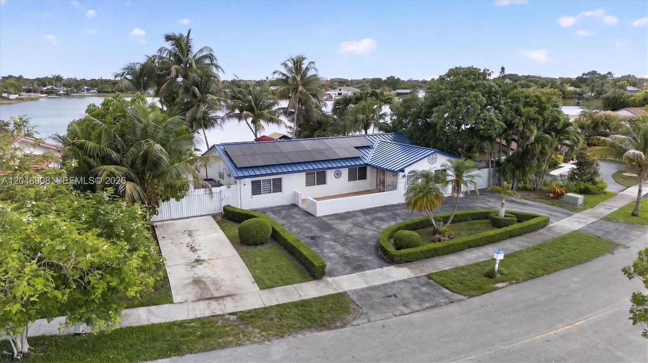 For Sale: $853,000 (5 beds, 3 baths, 2206 Square Feet)