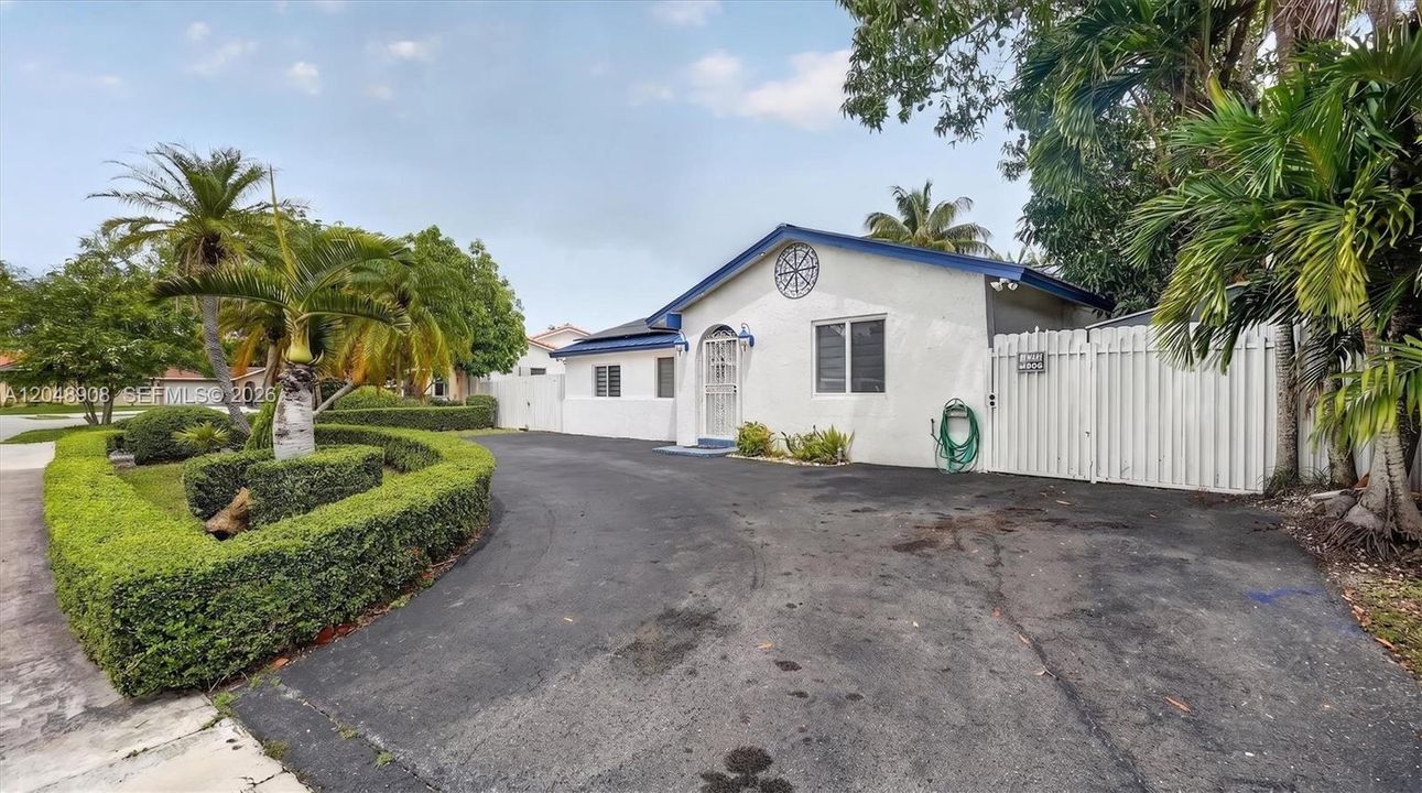 For Sale: $853,000 (5 beds, 3 baths, 2206 Square Feet)