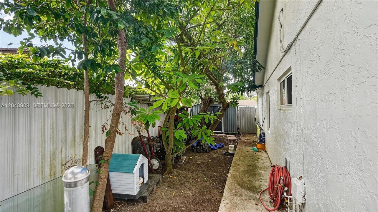 For Sale: $853,000 (5 beds, 3 baths, 2206 Square Feet)