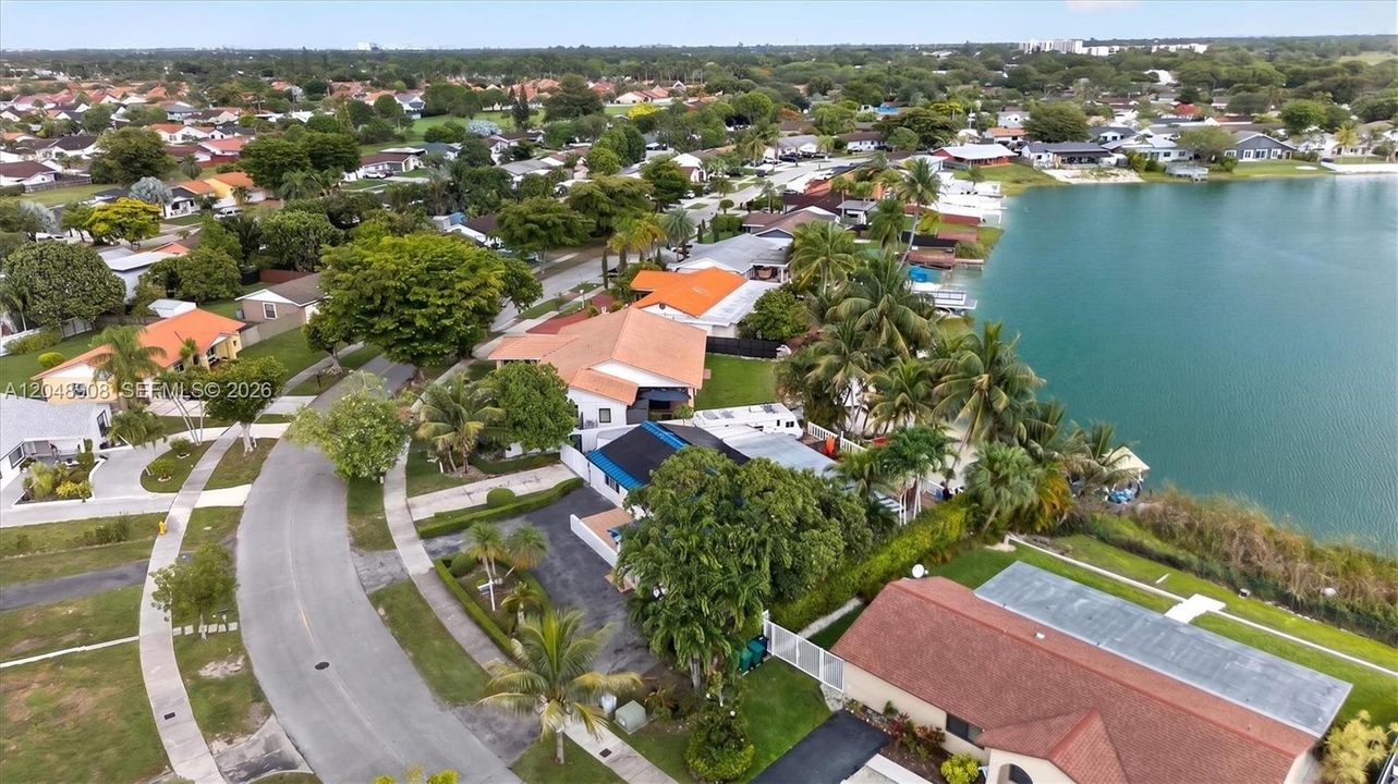 For Sale: $853,000 (5 beds, 3 baths, 2206 Square Feet)