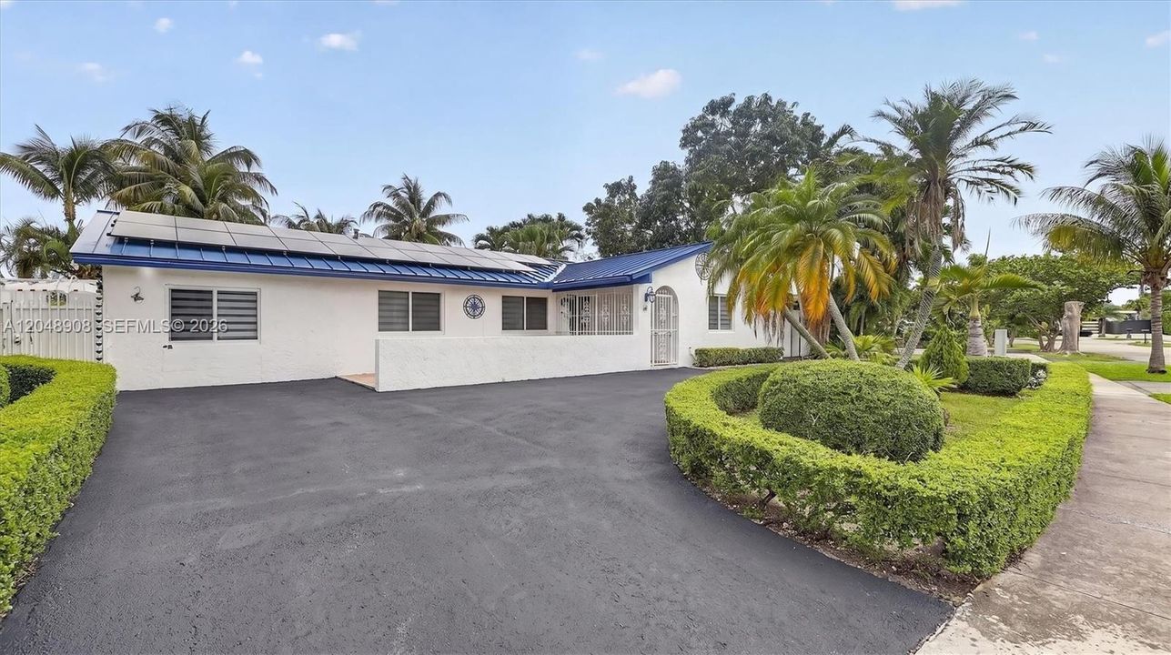 For Sale: $853,000 (5 beds, 3 baths, 2206 Square Feet)