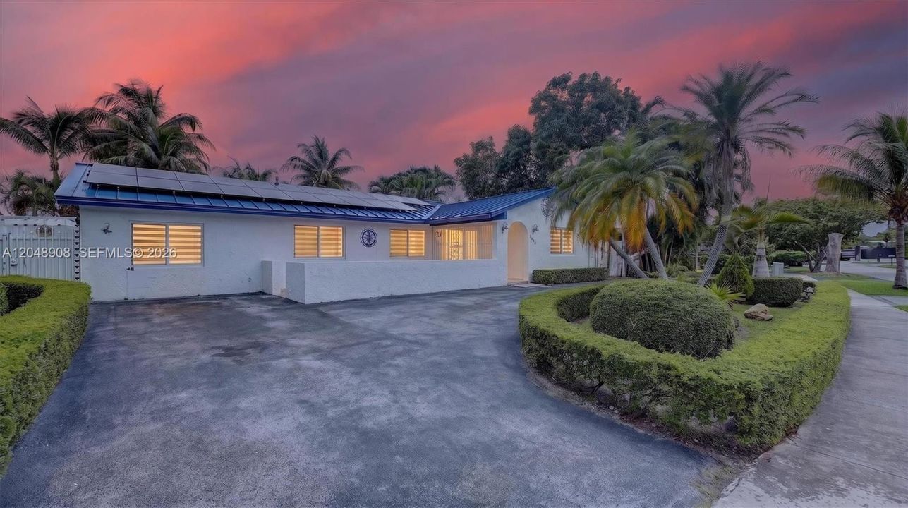 For Sale: $853,000 (5 beds, 3 baths, 2206 Square Feet)