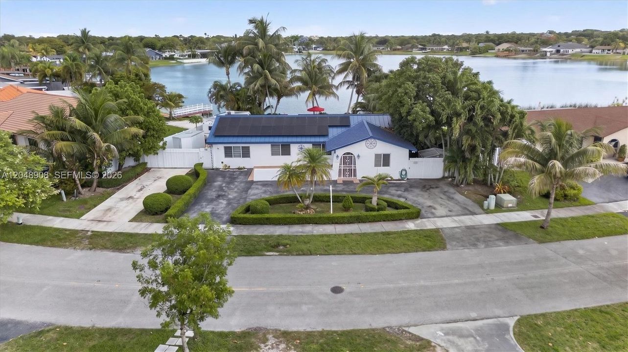 For Sale: $853,000 (5 beds, 3 baths, 2206 Square Feet)