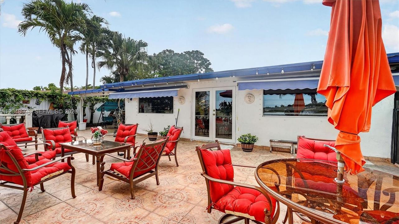 For Sale: $853,000 (5 beds, 3 baths, 2206 Square Feet)