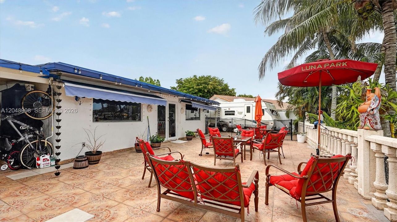 For Sale: $853,000 (5 beds, 3 baths, 2206 Square Feet)
