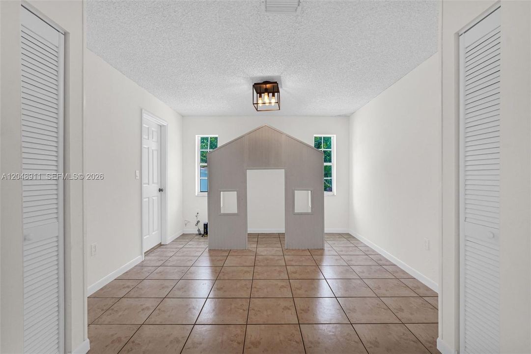 En Venta: $1,100,000 (4 camas, 4 baños, 2696 Pies cuadrados)