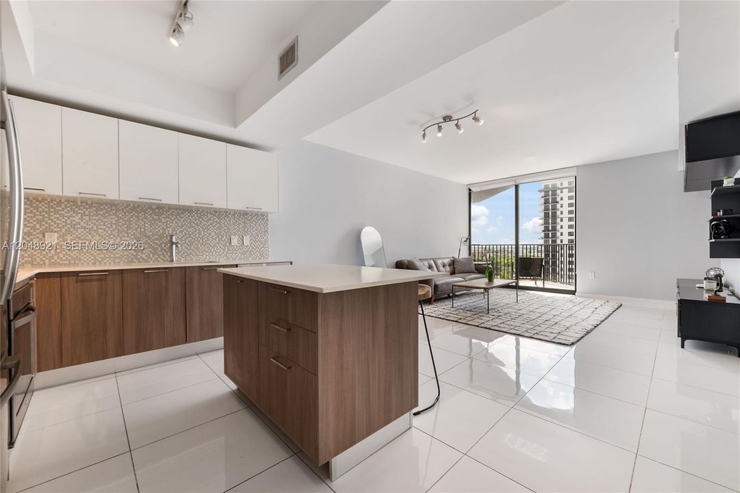 For Sale: $350,000 (1 beds, 1 baths, 688 Square Feet)