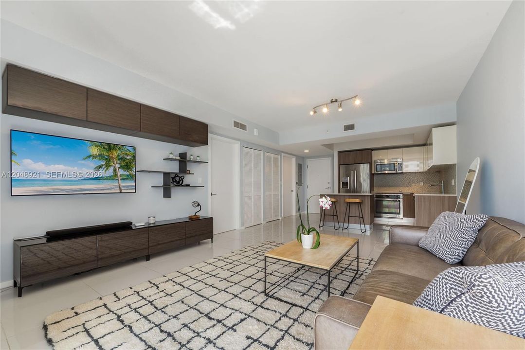 For Sale: $350,000 (1 beds, 1 baths, 688 Square Feet)