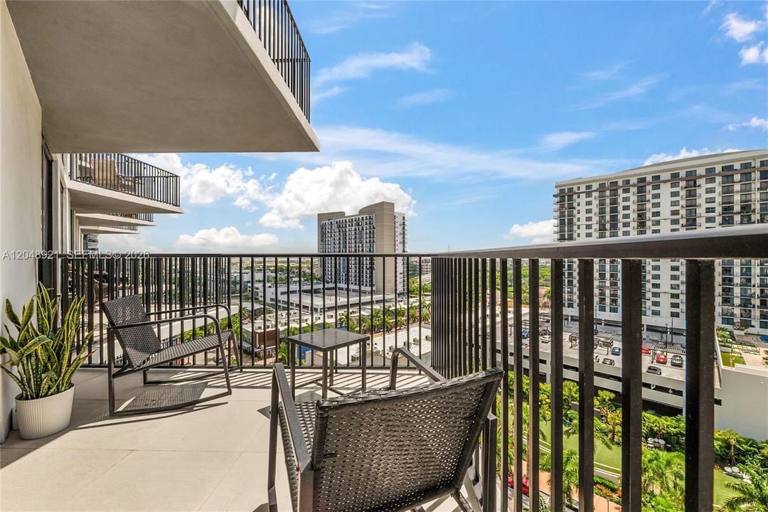 For Sale: $350,000 (1 beds, 1 baths, 688 Square Feet)