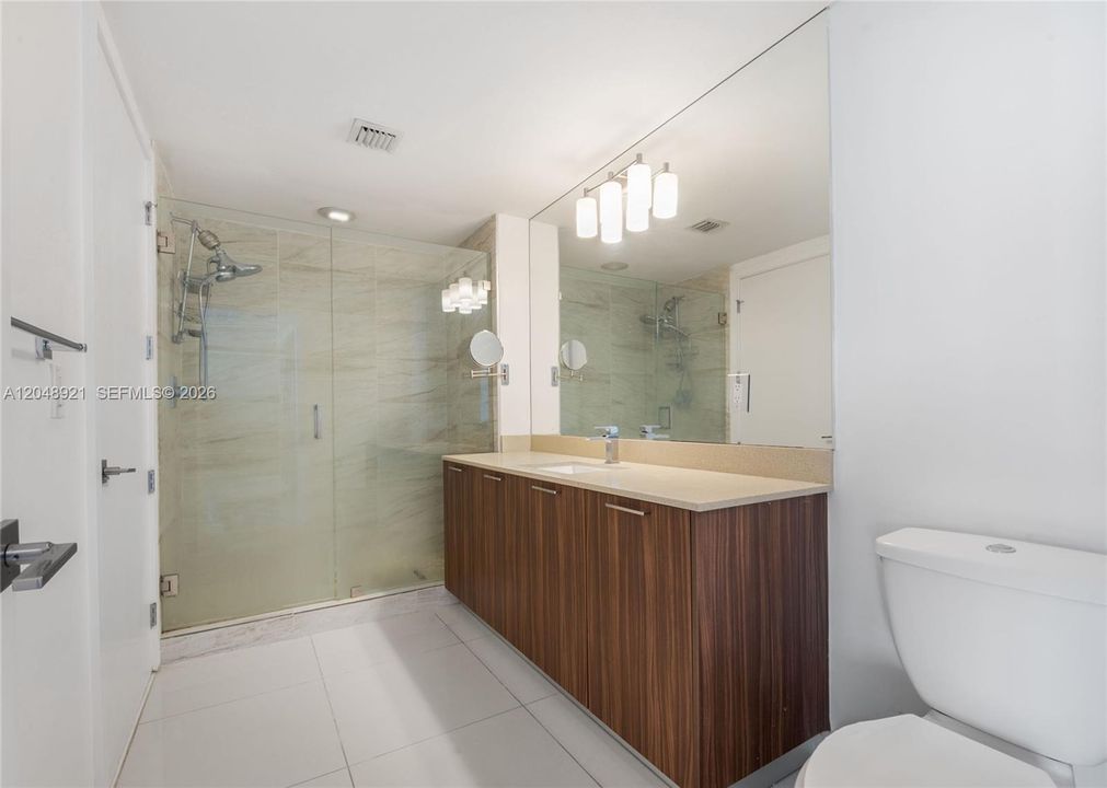 For Sale: $350,000 (1 beds, 1 baths, 688 Square Feet)
