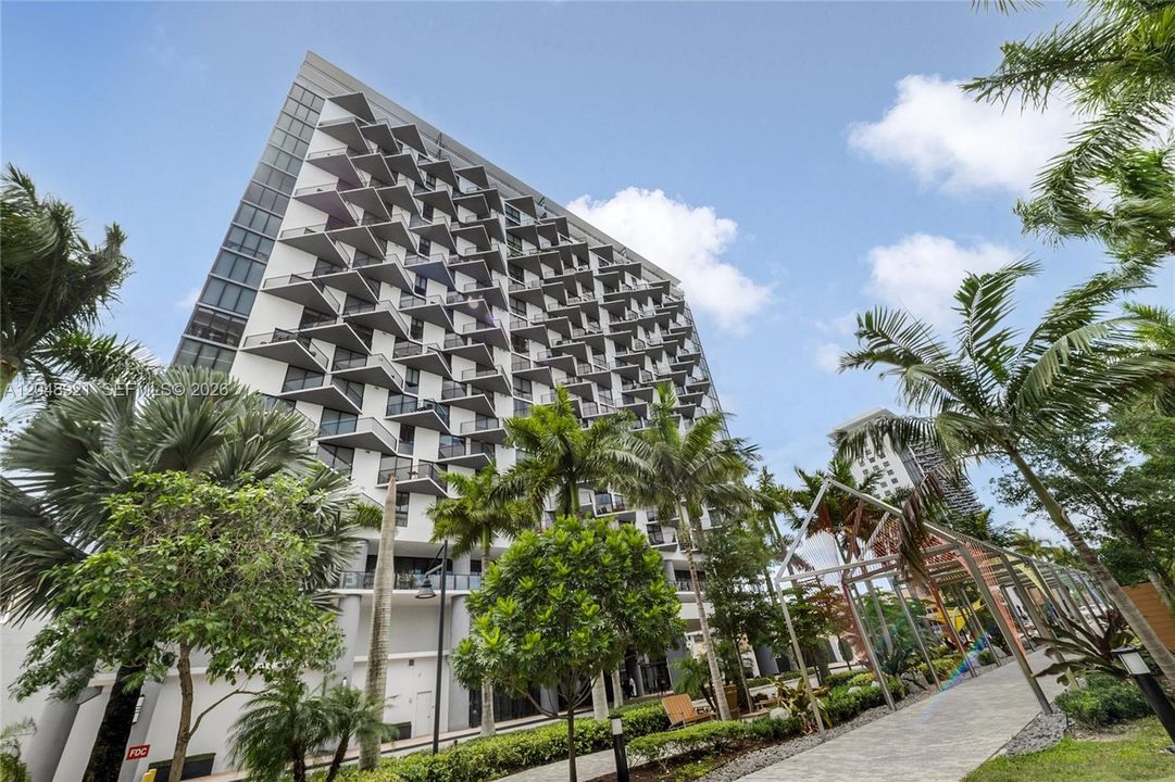 For Sale: $350,000 (1 beds, 1 baths, 688 Square Feet)