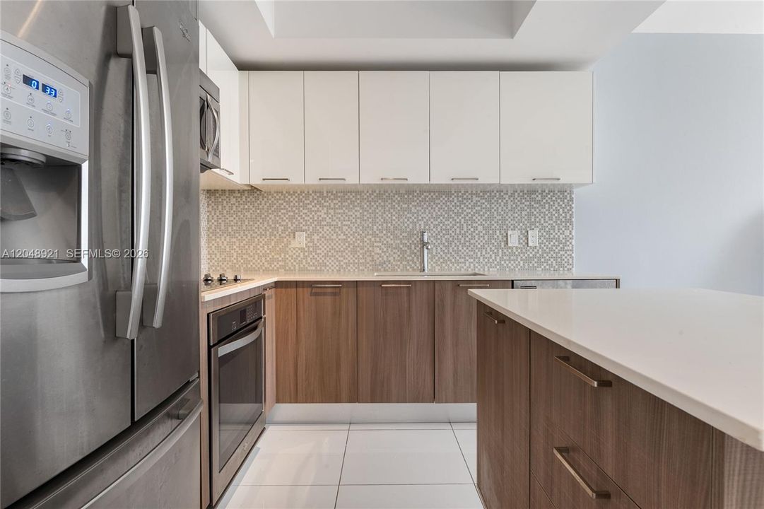For Sale: $350,000 (1 beds, 1 baths, 688 Square Feet)