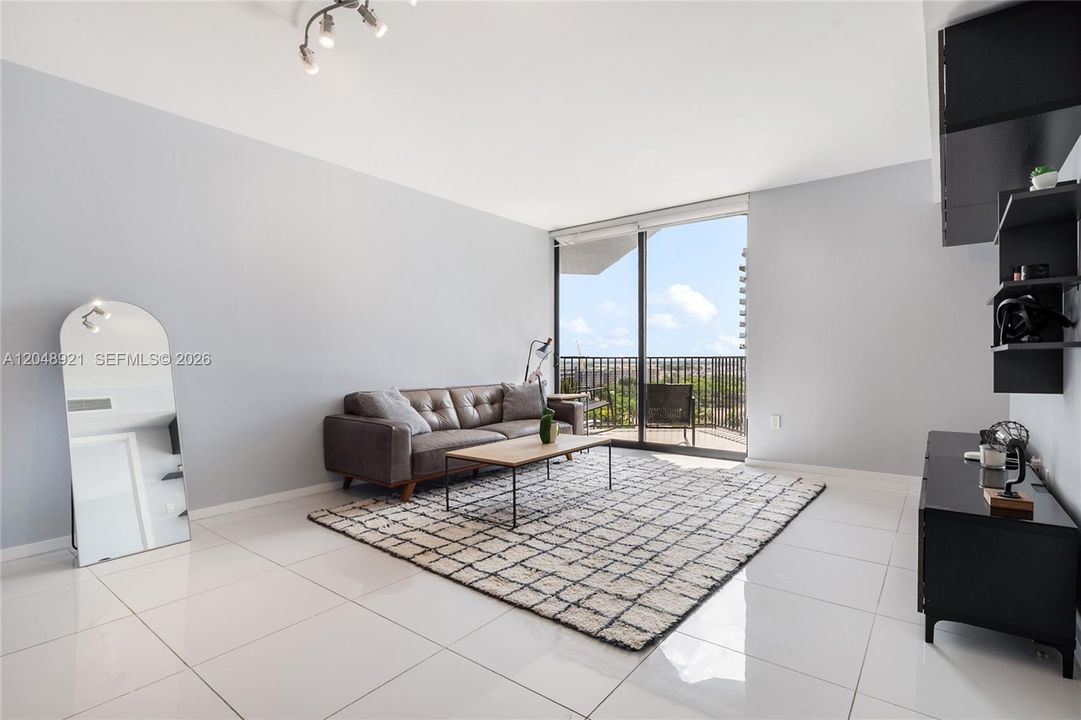 For Sale: $350,000 (1 beds, 1 baths, 688 Square Feet)