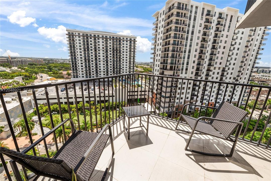 For Sale: $350,000 (1 beds, 1 baths, 688 Square Feet)