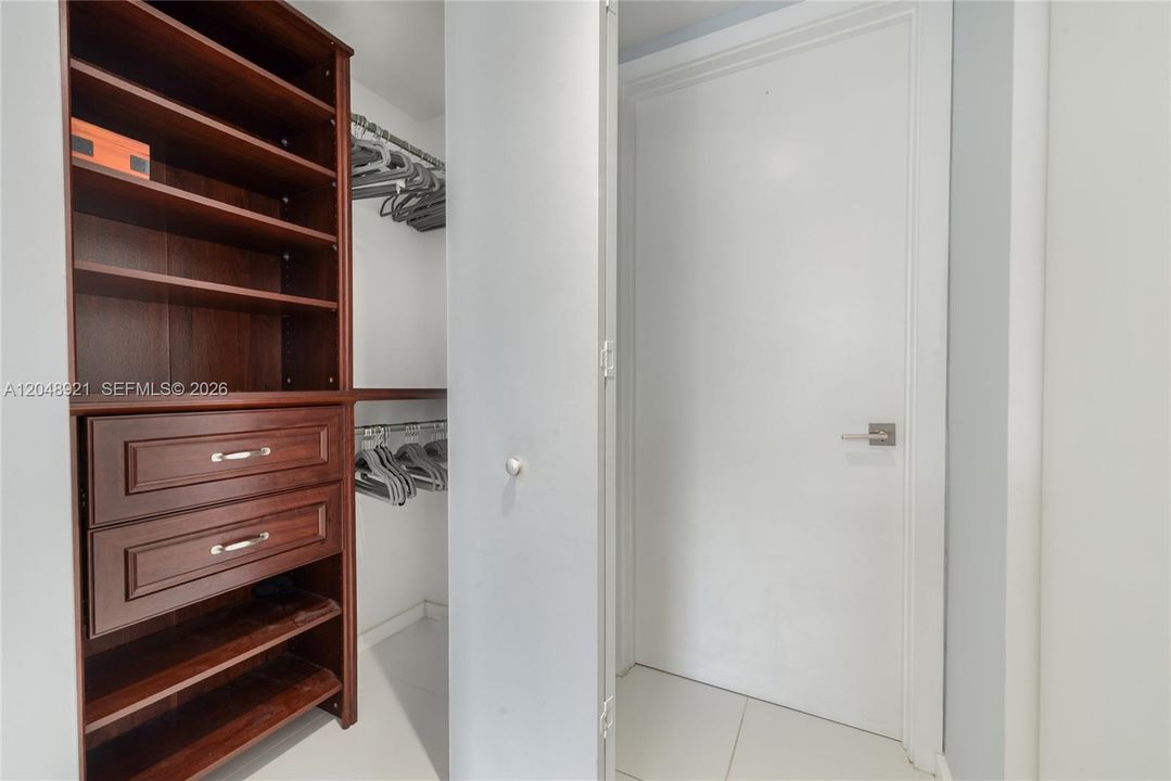For Sale: $350,000 (1 beds, 1 baths, 688 Square Feet)