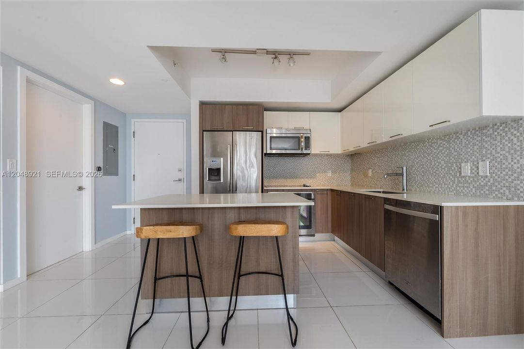 For Sale: $350,000 (1 beds, 1 baths, 688 Square Feet)
