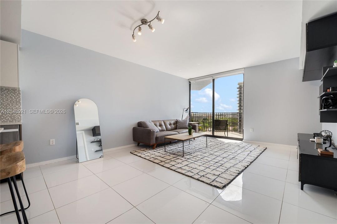 For Sale: $350,000 (1 beds, 1 baths, 688 Square Feet)