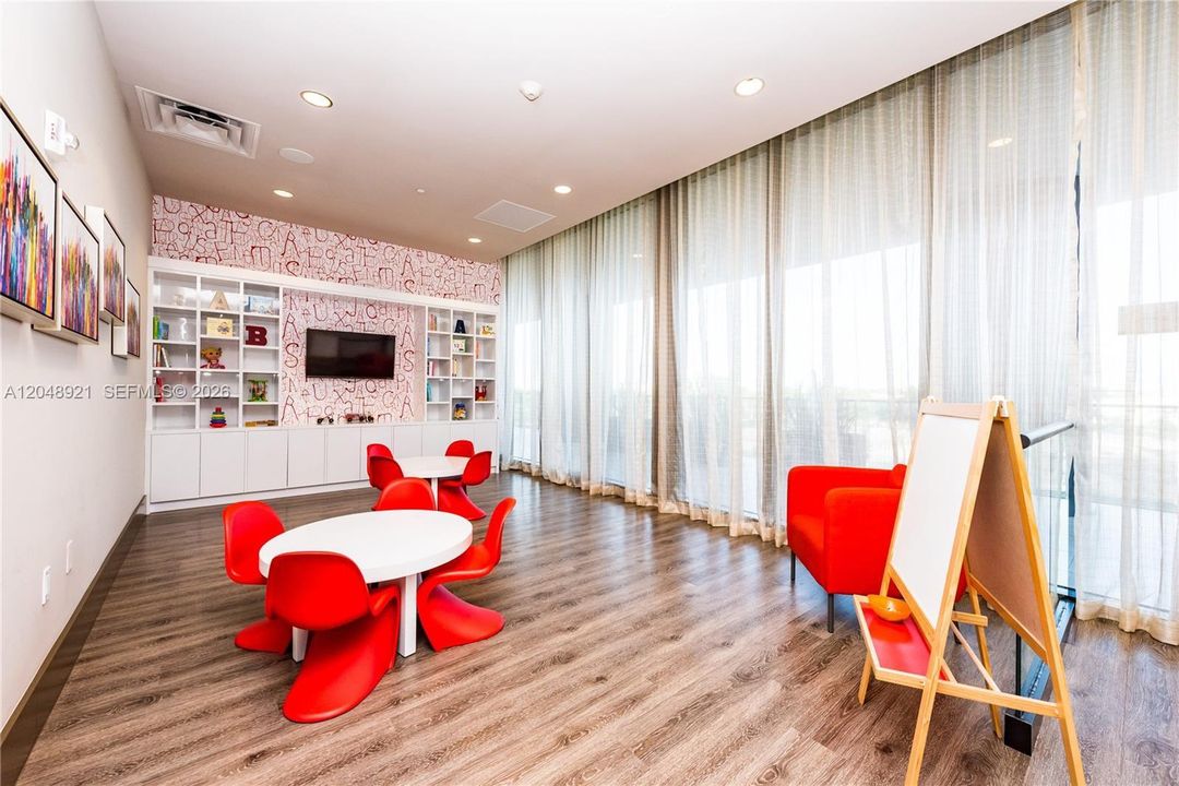 For Sale: $350,000 (1 beds, 1 baths, 688 Square Feet)