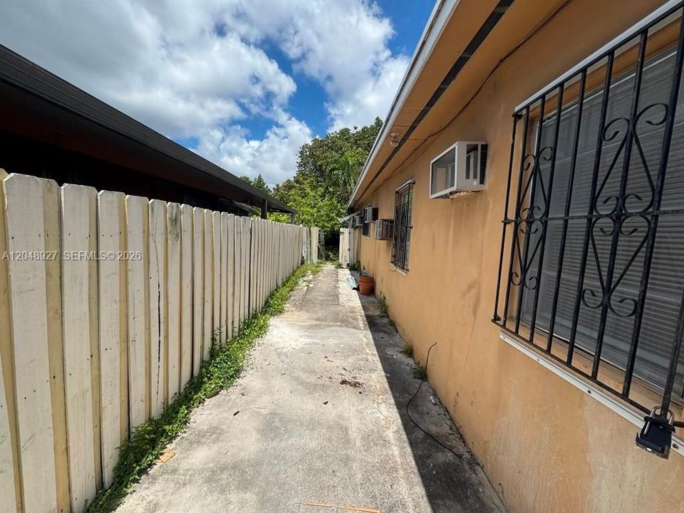 For Rent: $2,250 (4 beds, 2 baths, 1908 Square Feet)