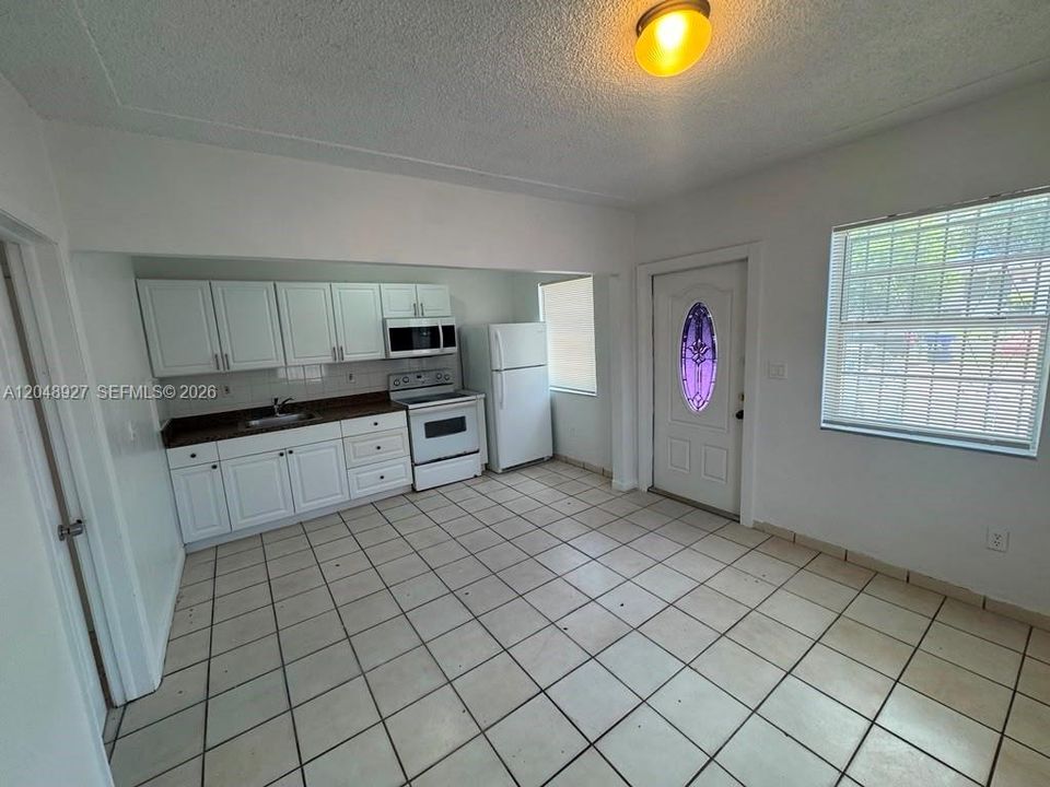 For Rent: $2,250 (4 beds, 2 baths, 1908 Square Feet)
