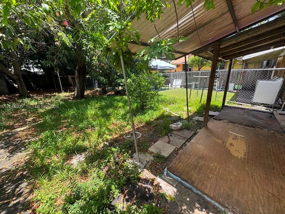 For Rent: $2,250 (4 beds, 2 baths, 1908 Square Feet)