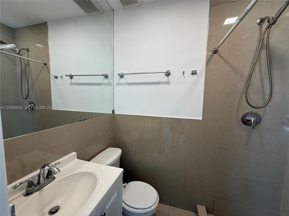 Activo con contrato: $1,400 (1 camas, 1 baños, 1620 Pies cuadrados)