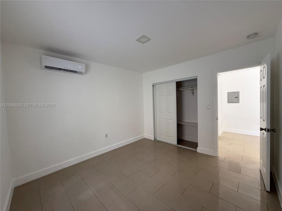 Activo con contrato: $1,400 (1 camas, 1 baños, 1620 Pies cuadrados)