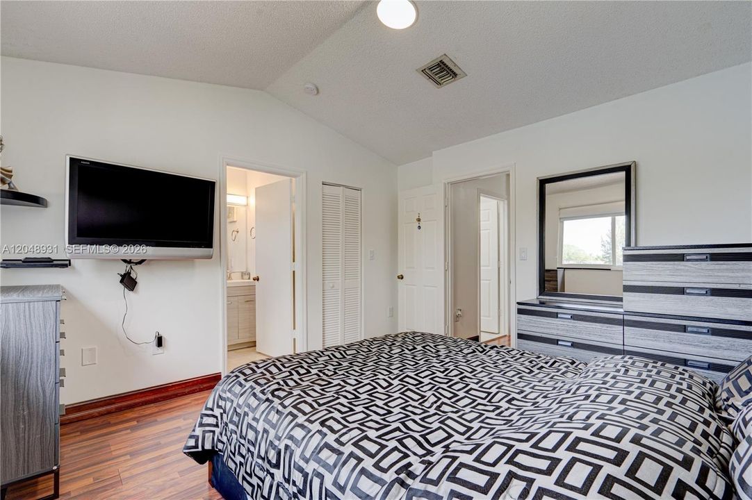 For Rent: $2,900 (3 beds, 2 baths, 1260 Square Feet)