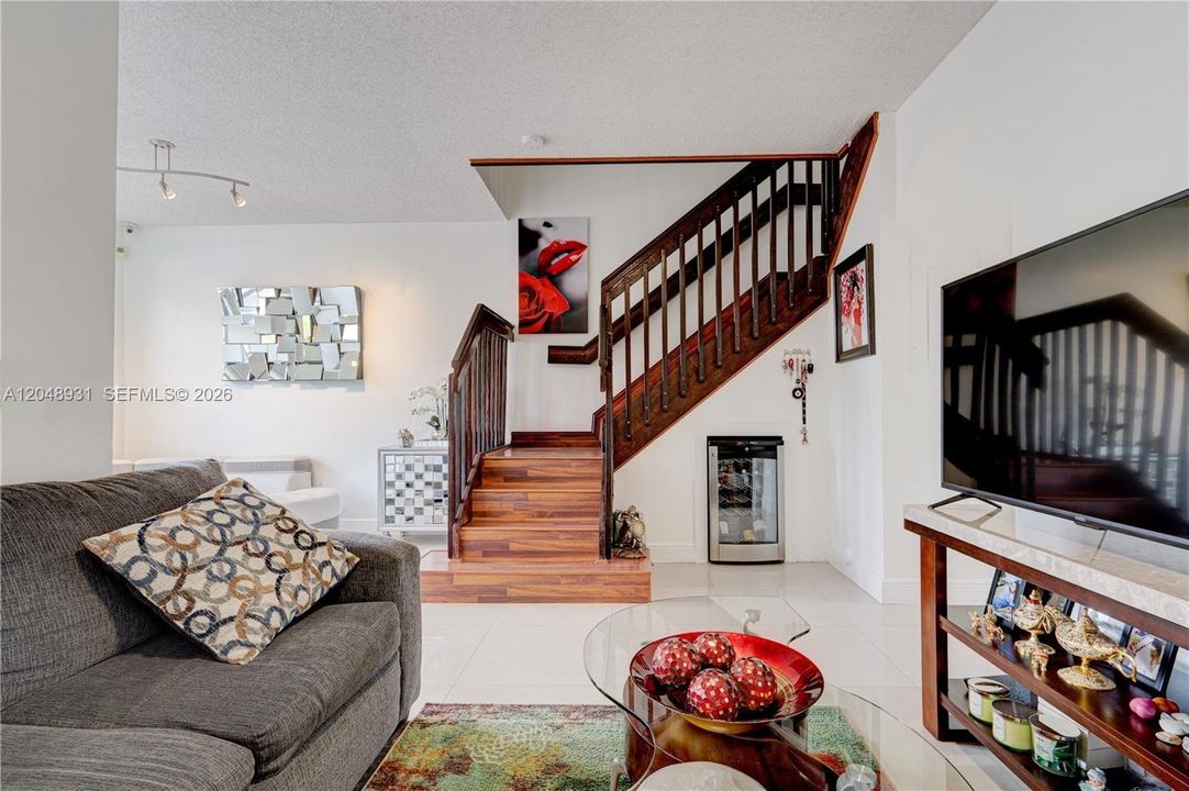 For Rent: $2,900 (3 beds, 2 baths, 1260 Square Feet)