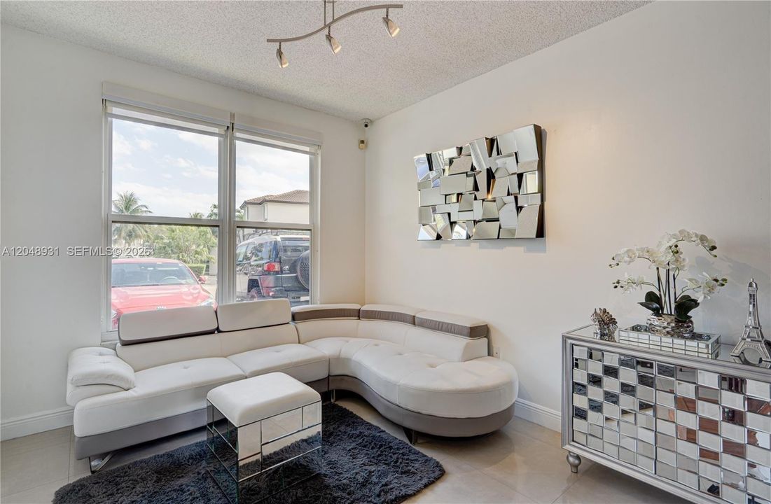 For Rent: $2,900 (3 beds, 2 baths, 1260 Square Feet)
