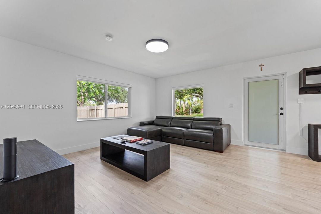 For Sale: $699,000 (3 beds, 2 baths, 1435 Square Feet)