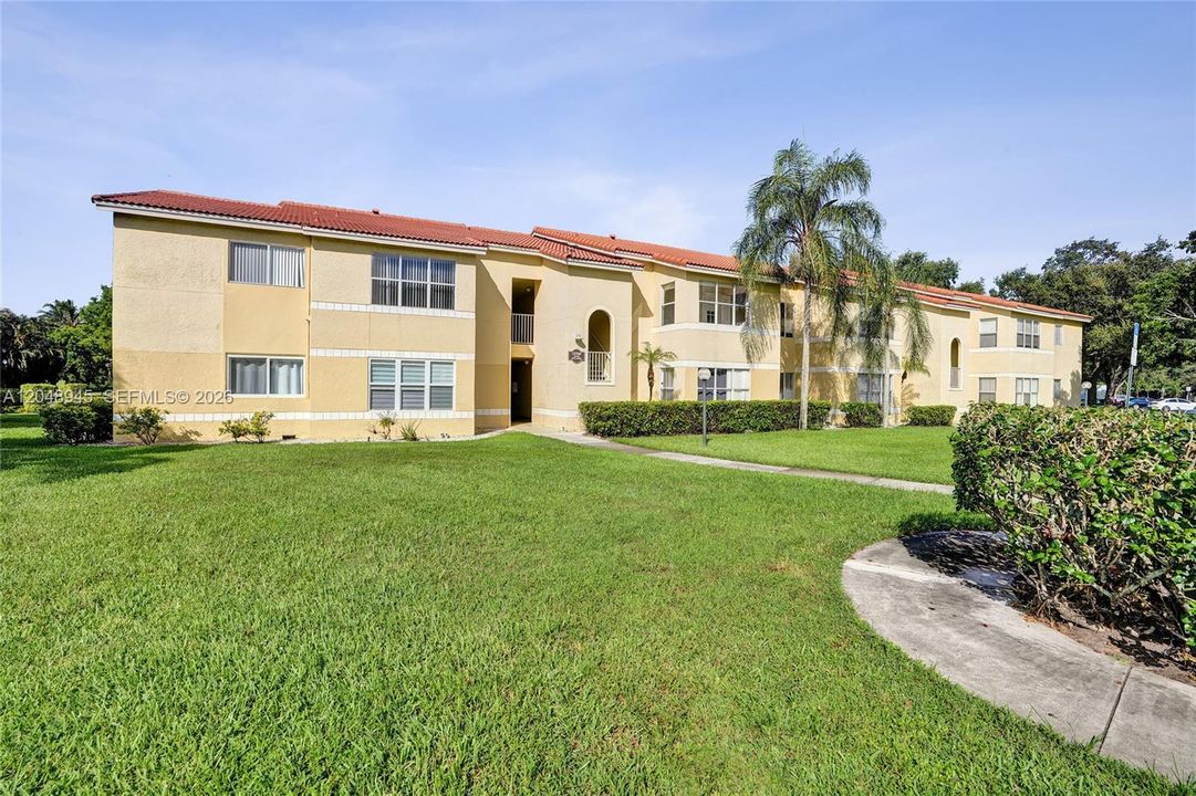 For Rent: $2,400 (2 beds, 2 baths, 1065 Square Feet)